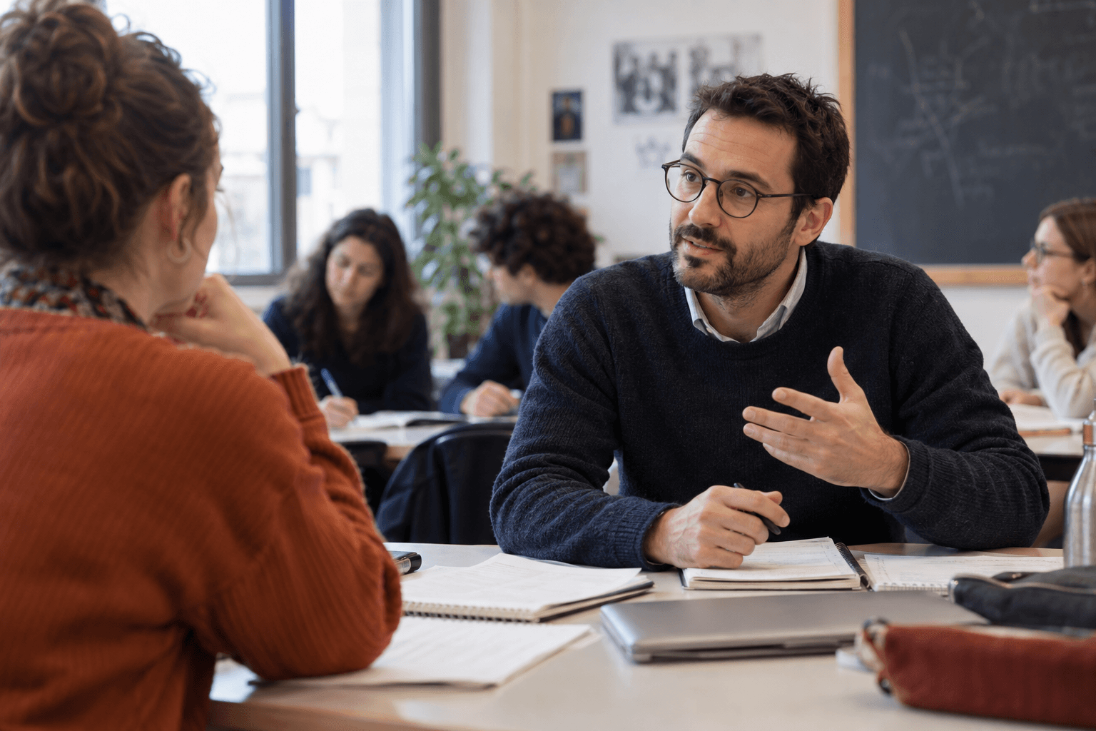 Scène d’illustration : un enseignant discute de pédagogie